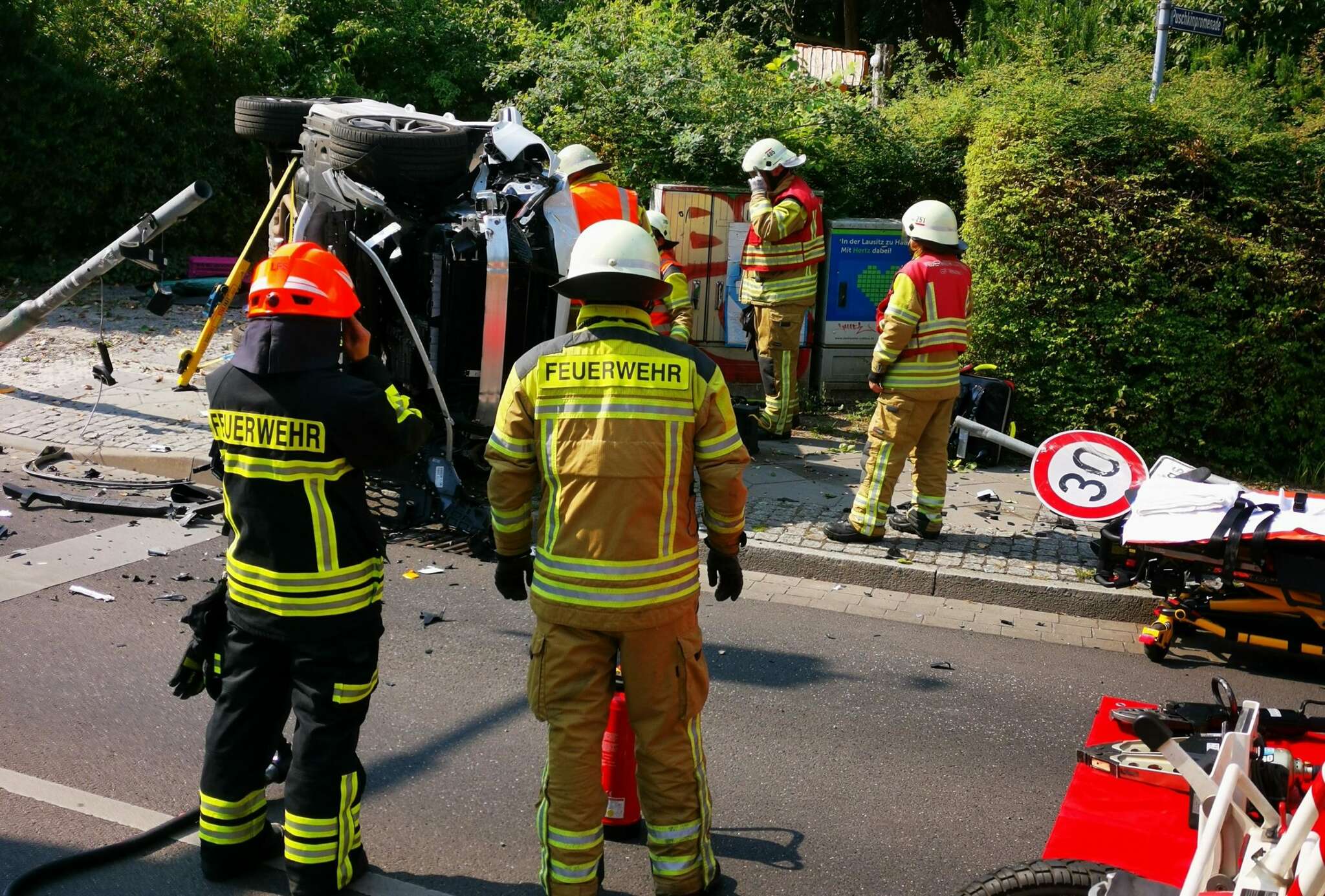 Autounfall am Samstag am Cottbuser Spreeufer; Foto: Stadt Cottbus