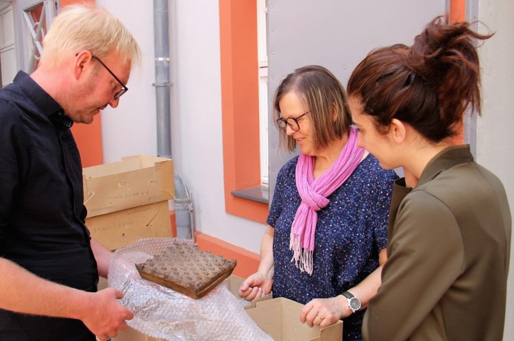 Begutachten historischer Modeln im Wendischen Museum / Quelle: Mofab