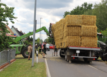 Simmersdorf: Traktor dreht sich um Hängerachse – Feuerwehr im Einsatz