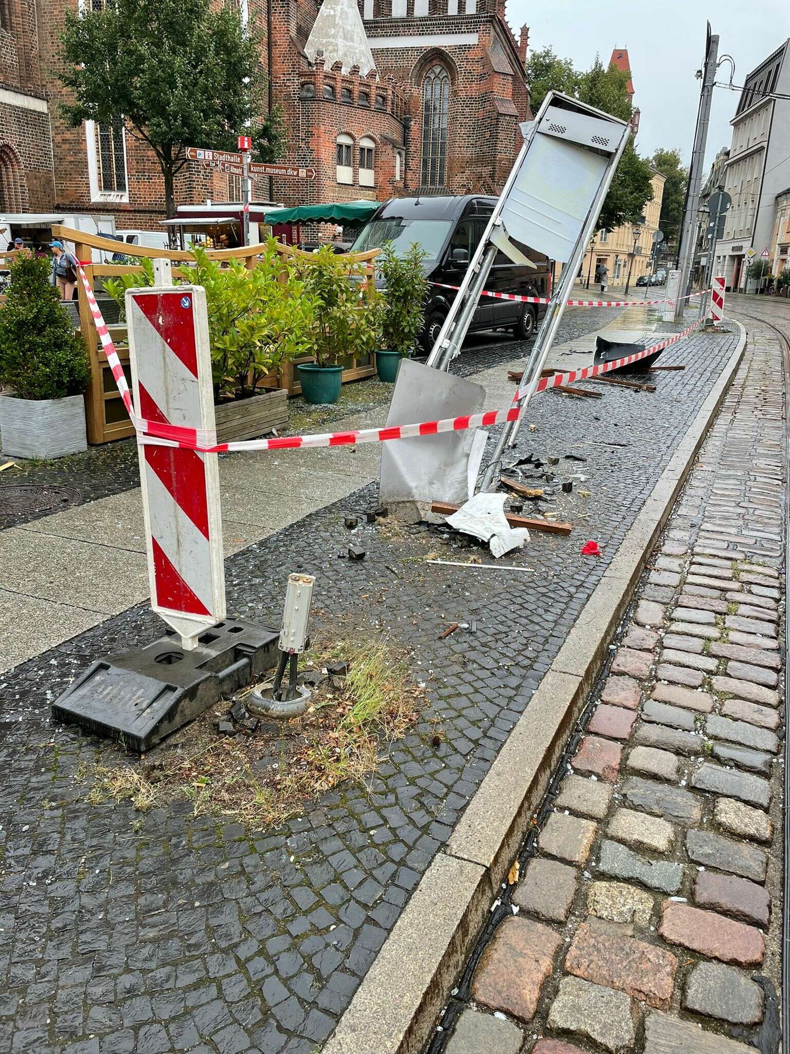 Zerstörte Straßenbahnhaltestellte in Cottbus nach Autounfall; Foto: privat
