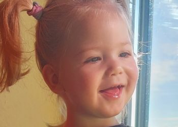 Zweijährige Lucie mit Westsyndrom. Laubsdorferin will laufen lernen