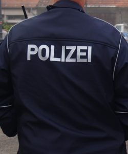 Fußball-Schriftzüge an Hausfassade in Bad Liebenwerda gesprüht