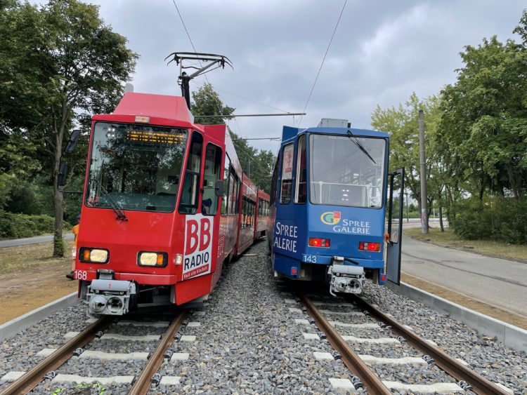 Testfahrten mit Straßenbahnen entlang der erneuerten Hagenwerderstraße (Bild: Cottbusverkehr)