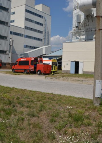 Feuerwehreinsatz nach Wannenbruch in der Glasmanufaktur Tschernitz: Foto: Blaulichtreport Lausitz