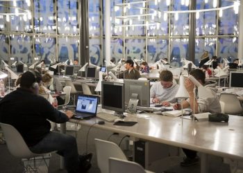 Studierende im Lesesaal der Bibliothek im Informations- Kommunikations- und Medienzentrum der BTU. Foto: BTU, Ralf-Schuster