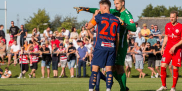 Peitz, Deutschland 24. Juli 2022:
Testspiel - 2022/2023 - FC Energie Cottbus vs. Borussia Hildesheim  v.l. Axel Borgmann (Energie Cottbus) und Torhueter Alexander Sebald (Energie Cottbus)