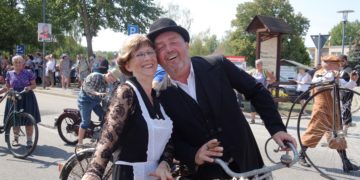 Fahrräder im Wandel der Zeit zeigt  die Radlerscheune aus Burg (Spreewald) im Festumzug, der rund 50 Bilder haben wird. (Foto: Archiv/K. Möbes)