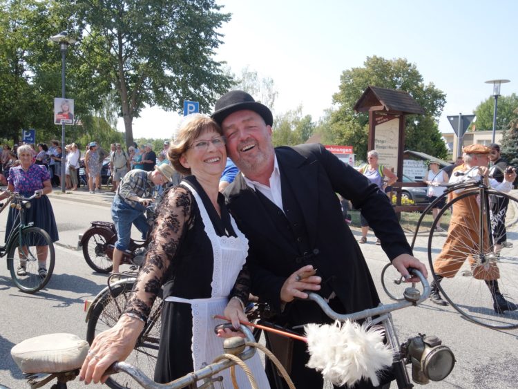 Fahrräder im Wandel der Zeit zeigt  die Radlerscheune aus Burg (Spreewald) im Festumzug, der rund 50 Bilder haben wird. (Foto: Archiv/K. Möbes)