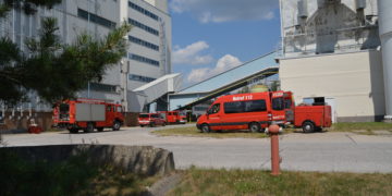 Einsatzfahrzeuge einer Werkfeuerwehr auf dem Werksgelände (Symbolbild)