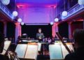 Gyuseong Lee dirigiert ein Feierabendkonzert im Alten Stadthaus (Foto: Marlies Kross)