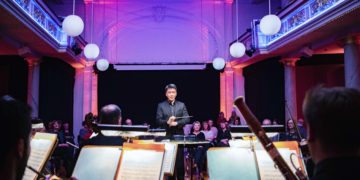 Gyuseong Lee dirigiert ein Feierabendkonzert im Alten Stadthaus (Foto: Marlies Kross)