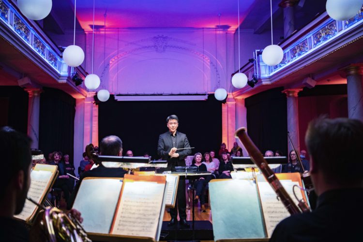 Gyuseong Lee dirigiert ein Feierabendkonzert im Alten Stadthaus (Foto: Marlies Kross)