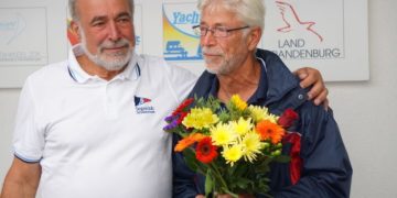 Jochen Anderssohn (links) verabschiedet Bernd Zinder