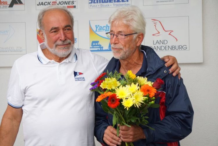 Jochen Anderssohn (links) verabschiedet Bernd Zinder