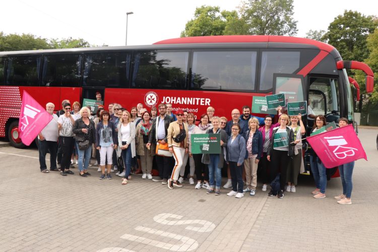 EEK, Mitarbeiter zur Protestkundgebung der DKG in Potsdam