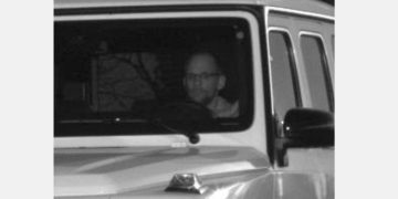 Mit diesem Blitzerfoto sucht die Polizei nach dem bisher unbekannten Autodieb