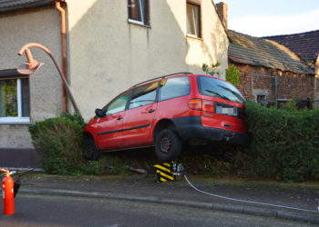 Vollsperrung nach Unfall in Terpe. Auto in Hauswand geprallt