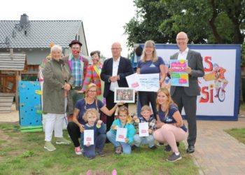 LDS-Landrat Stephan Loge, WFG-Geschäftsführer Gerhard Janßen und die Bürgermeisterin der Stadt Königs Wusterhausen Michaela Wiezorek überreichen der Leiterin Antje Rampenthal der Gewinner KiTA "Steinbergwichtel" das Preisgeld von 500,00 Euro. (Bild: LDS / Janet Grund)