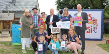 LDS-Landrat Stephan Loge, WFG-Geschäftsführer Gerhard Janßen und die Bürgermeisterin der Stadt Königs Wusterhausen Michaela Wiezorek überreichen der Leiterin Antje Rampenthal der Gewinner KiTA "Steinbergwichtel" das Preisgeld von 500,00 Euro. (Bild: LDS / Janet Grund)