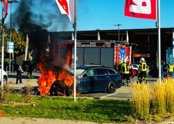 Auto vor Supermarkt in Flammen. Feuerwehreinsatz in Golßen