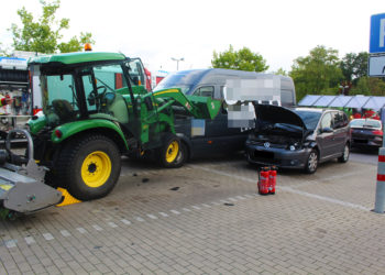 Kolkwitz: 90-Jähriger verlor Kontrolle über Traktor. Autos beschädigt
