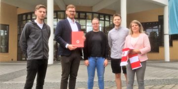 Zwischenstopp des Campusrundgangs vor dem Konrad-Zuse-Medienzentrum (v. li.):
der Leiter Marketing und Mitgliederbetreuung des FC Energie Sebastian Berge, der Leiter
des Studiengangs Therapiewissenschaften der BTU Prof. Dr. Christian Kopkow,
die Studierenden Luise Kalisch und Markus Lischka sowie die Assistentin Cortina Geike.
Foto: BTU, Ralf-Peter Witzmann