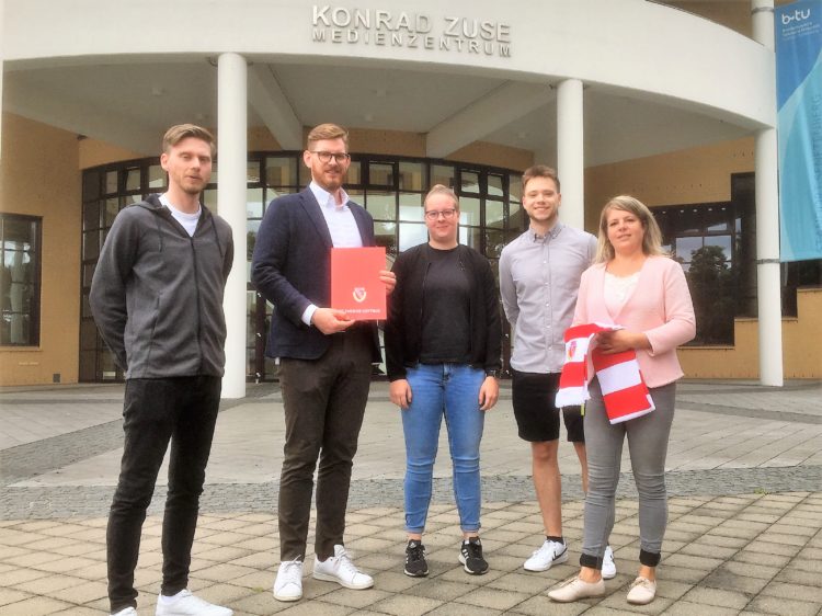 Zwischenstopp des Campusrundgangs vor dem Konrad-Zuse-Medienzentrum (v. li.):
der Leiter Marketing und Mitgliederbetreuung des FC Energie Sebastian Berge, der Leiter
des Studiengangs Therapiewissenschaften der BTU Prof. Dr. Christian Kopkow,
die Studierenden Luise Kalisch und Markus Lischka sowie die Assistentin Cortina Geike.
Foto: BTU, Ralf-Peter Witzmann