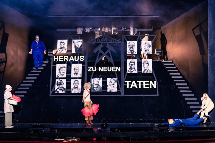 Eine Inszenierung des Staatstheater Cottbus in Koproduktion mit dem Lausitz Festival- 
IM BERG 
Musiktheater von Armin Petras, Sebastian Vogel und Thomas Kürstner nach dem gleichnamigen Roman von Franz Fühmann (Uraufführung)
Szenenfoto 
(Foto: Frank Hammerschmidt)