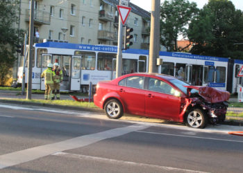 Cottbus: Hoher Sachschaden nach Unfall zwischen Auto und Straßenbahn
