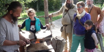 Slawisches Mittelalter zum Anfassen: Gäste können nicht nur zuschauen, sondern zum Beispiel auch mal den Blasebalg betätigen. (Foto. Archiv/K. Möbes)