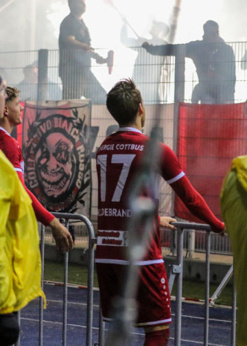 FC Energie Cottbus spielt 1:1 bei Carl-Zeiss Jena. Fanausschreitungen überschatten Spiel