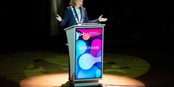 BTU-Präsidentin Prof. Gesine Grande begrüßt die fast 1500 Gäste der Feierlichen Immatrikulation in der Cottbuser Stadthalle. In ihrer Rede betont sie das BTU-Motto GEMEINSAM in Zusammenhang mit Forschungsprojekten, Kooperationen mit den Städten, Unternehmen und dem Ministerium und - insbesondere an die Erstsemester gerichtet - in Studium und Campusleben. (Foto: BTU, Kenneth Marter)