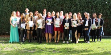 Verabschiedung: Glücklich halten die Absolventen ihre Zeugnisse in den Händen. Dies war der letzte Jahrgang mit der Ausbildung zum staatlich anerkannten Altenpfleger (Foto: L. Sebischka-Klaus/ DRK-KV Lausitz).