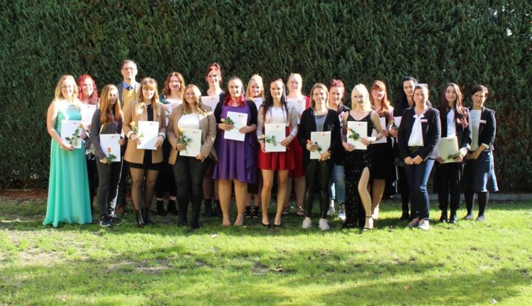 Verabschiedung: Glücklich halten die Absolventen ihre Zeugnisse in den Händen. Dies war der letzte Jahrgang mit der Ausbildung zum staatlich anerkannten Altenpfleger (Foto: L. Sebischka-Klaus/ DRK-KV Lausitz).