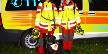 Hundeführerin Anja Stejskal und Suchtrupphelfer Stefanie Quandt sowie der Held des Tages Hund Balu (Bild: Blaulichtreport Lausitz)
