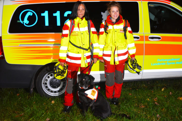Hundeführerin Anja Stejskal und Suchtrupphelfer Stefanie Quandt sowie der Held des Tages Hund Balu (Bild: Blaulichtreport Lausitz)