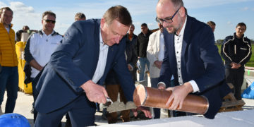 Bei der Grundsteinlegung für die neue Rettungswache in der Dorfstraße 35 in der Gemeinde Burxdorf. (Bild: Pressestelle Kreisverwaltung Torsten Hoffgaard)