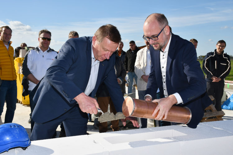 Bei der Grundsteinlegung für die neue Rettungswache in der Dorfstraße 35 in der Gemeinde Burxdorf. (Bild: Pressestelle Kreisverwaltung Torsten Hoffgaard)