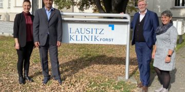 Dr. med. Jana Reinwart, Leitende Oberärztin Chefarzt Klinik für Plastische und Rekonstruktive Chirurgie; Priv.-Doz. Dr. med. Mojtaba Ghods, Chefarzt Klinik für Plastische und  Rekonstruktive Chirurgie; Hans-Ulrich Schmidt, Geschäftsführer, Lausitz Klink Forst; Michaela Scharp, Pflegedienstleitung