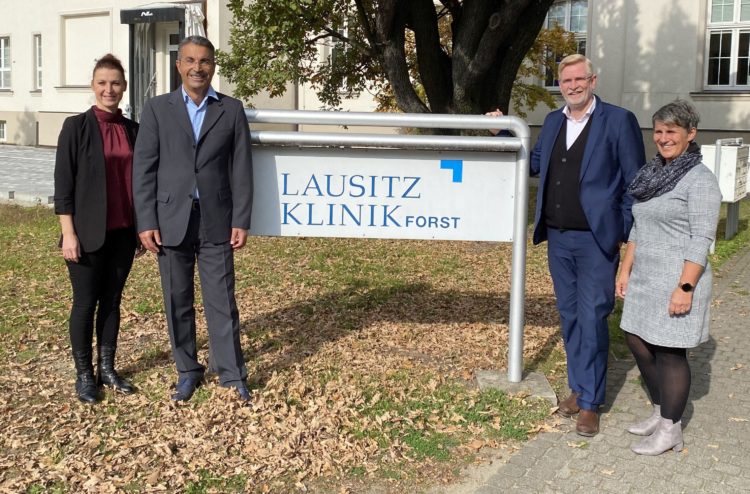 Dr. med. Jana Reinwart, Leitende Oberärztin Chefarzt Klinik für Plastische und Rekonstruktive Chirurgie; Priv.-Doz. Dr. med. Mojtaba Ghods, Chefarzt Klinik für Plastische und  Rekonstruktive Chirurgie; Hans-Ulrich Schmidt, Geschäftsführer, Lausitz Klink Forst; Michaela Scharp, Pflegedienstleitung