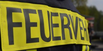 Nächtlicher Feuerwehreinsatz in Cottbus. Brand in Mehrfamilienhaus