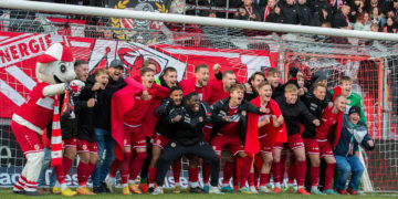 Cottbus, Deutschland 19. November 2022:
Landespokal Brandenburg - 2022/2023 - FC Energie Cottbus vs. Babelsberg 03  die Mannschaft von Energie Cottbus feiert mit den Fans
