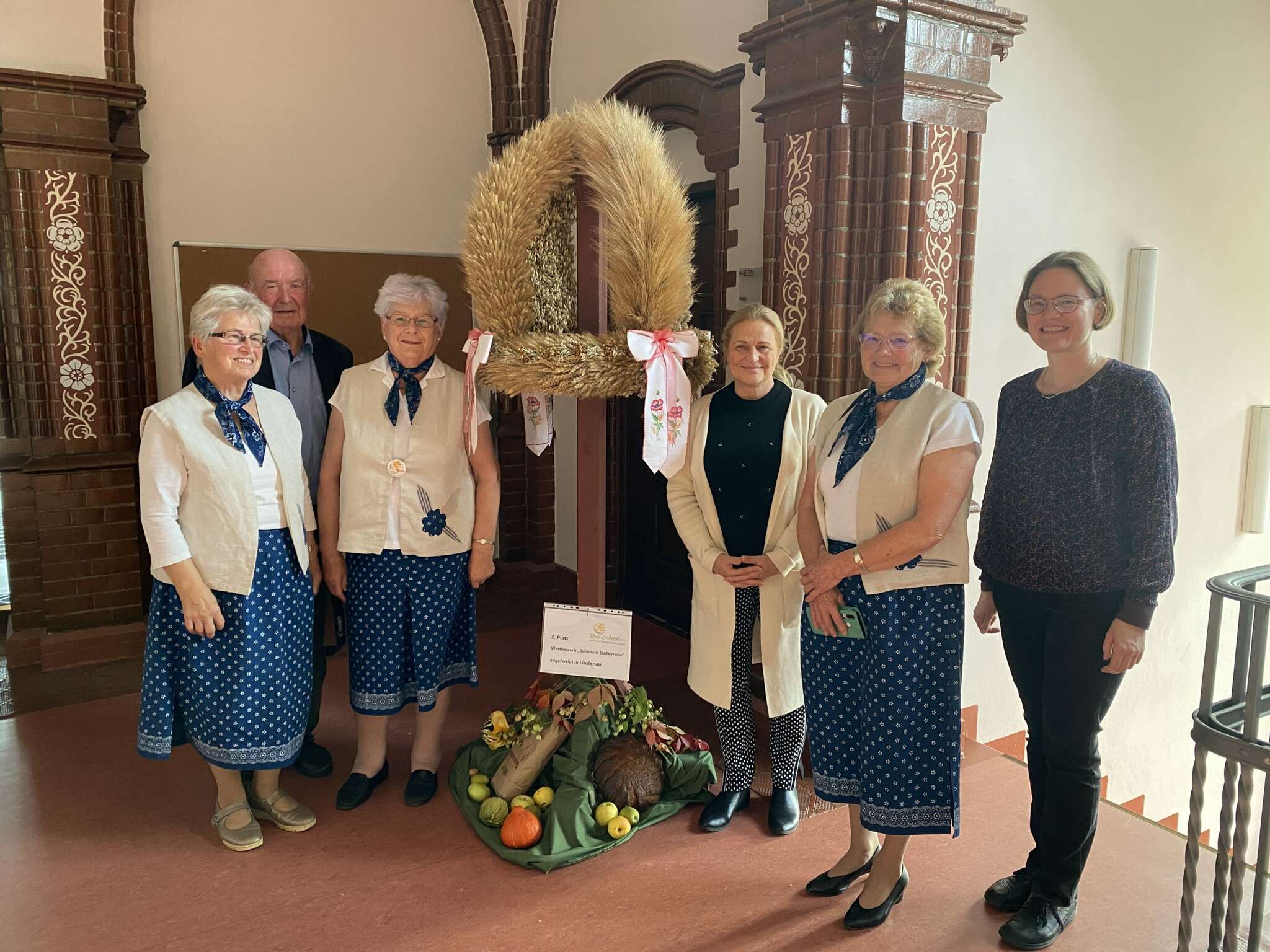 Aufstellen der Erntekrone aus Lindenau im Kreishaus Calau und Übergabe des Kunstwerkes von den Landfrauen aus Lindenau an die 1. Beigeordnete des Landkreises, Grit Klug.