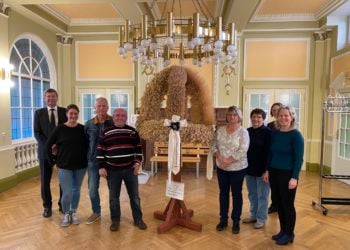 Aufstellen der Erntekrone aus Muckwar im Kreishaus Senftenberg und Übergabe des Kunstwerkes von der Dorfgemeinschaft Muckwar an Landrat Siegurd Heinze.