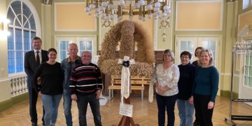 Aufstellen der Erntekrone aus Muckwar im Kreishaus Senftenberg und Übergabe des Kunstwerkes von der Dorfgemeinschaft Muckwar an Landrat Siegurd Heinze.