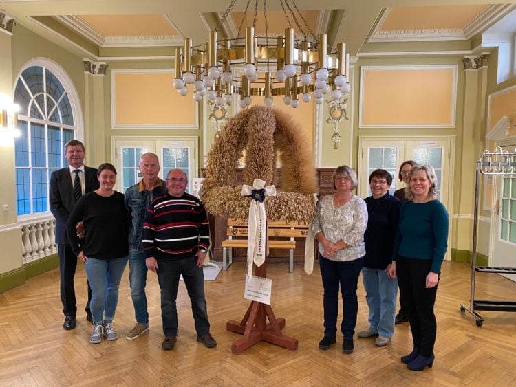 Aufstellen der Erntekrone aus Muckwar im Kreishaus Senftenberg und Übergabe des Kunstwerkes von der Dorfgemeinschaft Muckwar an Landrat Siegurd Heinze.