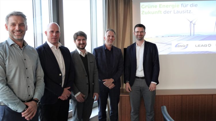 Kooperationspartner: Fabian von Oesen, Leiter Erneuerbare Energien LEAG / Thomas Kühnert, Managing Director envia Therm / Dominique Guillou, Geschäftsführer EP New Energies / Thorsten Kramer, Vorstandsvorsitzender LEAG / Patrick Kather, Vorstandsmitglied enviaM, v.l.n.r., Foto: LEAG