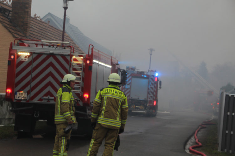 Gebäudebrand in Cottbus-Branitz; Foto: Blaulichtreport Lausitz