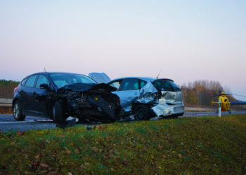 Glatte Fahrbahn: Drei Verletze bei Unfall auf A15 bei Forst