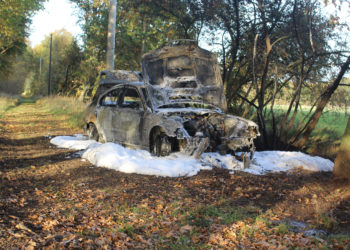 Auto auf Feldweg in Drebkau in Flammen